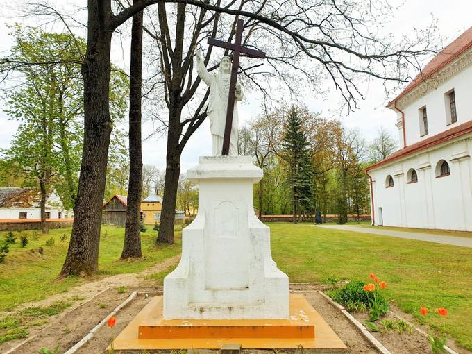 Joniškėlio Švč. Trejybės bažnyčios šventoriuje stovi Švč. Jėzaus skulptūra. Tomos Mikalajūnaitės nuotrauka, 2020